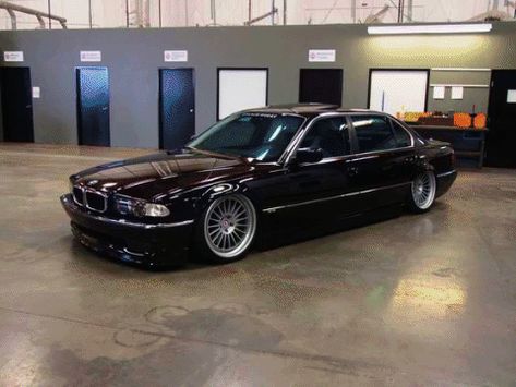 via GIPHY E38 Bmw, Bmw V12, Bmw 740, Bmw E32, Serie Bmw, Bmw 740i, Bmw Classic Cars, Bmw M Power, Bmw E38