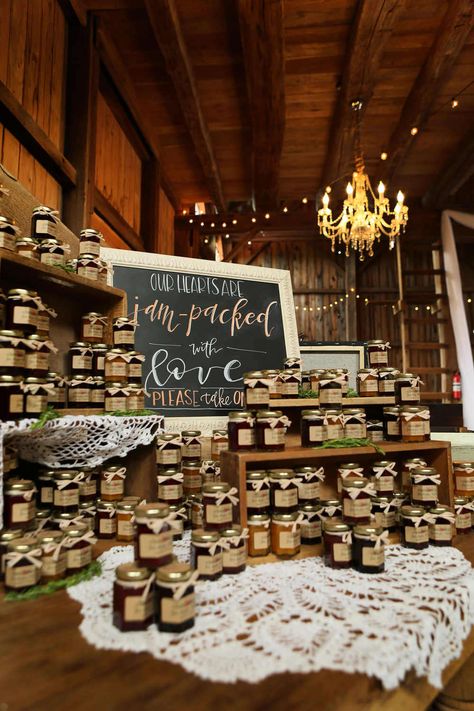 Jam Wedding Favors, Favor Display, Jam Favors, Wedding Favour Jars, Wedding Favor Table, Place Wedding, Wedding Favors Cheap, Rustic Wedding Favors, Fall Wedding Ideas