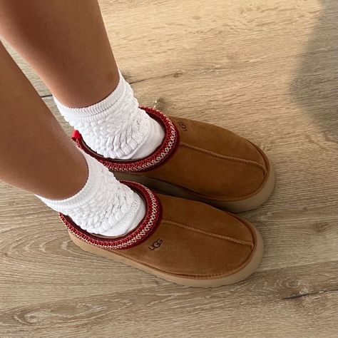 uggs Preppy Slippers Outfit, Scrunch Socks With Uggs, Ugh Tazz Slipper, Scrunch Socks Outfit, Ugh Tazz Slipper Outfit, Ugg Tazz Slippers Outfit, Scrunch Socks, Slipper Outfit, Cute Uggs