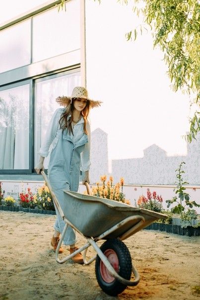 Gardening Pose, Woman Gardening, Farm Fashion, Eco Garden, Farm Clothes, Farm Photography, Flower Cart, How To Wear A Scarf, English Cottage Garden