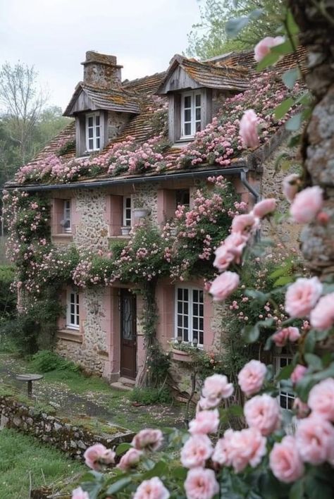 Location not identified.  Photo:  Anna Chiaro Pinto Cottage Aesthetic, Dream Life House, Dream Cottage, Pretty Landscapes, Dream House Rooms, Fantasy House, Cute House, Dream Room Inspiration, Dream House Interior