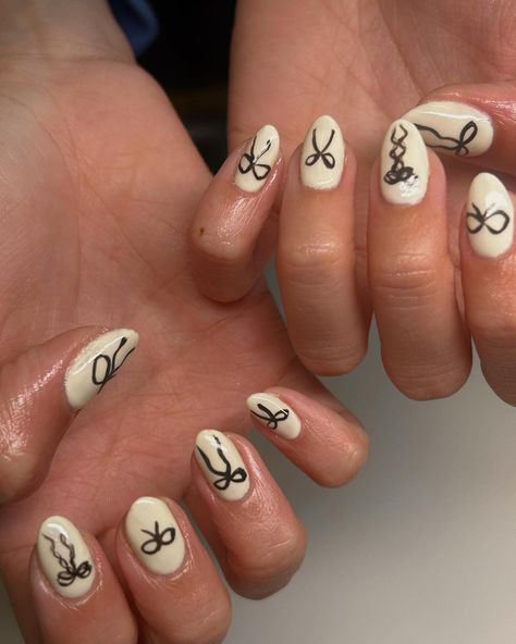 Ryleigh’s doodles 🤝 nail art Short Gel Nails Black And White, Ttpd Nail, Tortured Poets Department Nails, Art Inspo Simple, Nail Art Inspo Simple, Black And Cream Aesthetic, Doodle Nail Art, Nail Freestyle, Doodle Nails