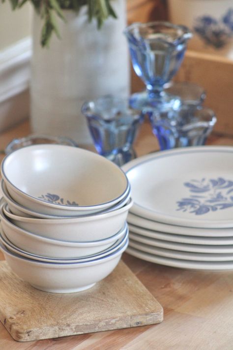 Vintage Pfaltzgraff Yorktowne Dinnerware Set for 6 Dinnerware - Etsy Dishes Sets Vintage, Pretty Dishes, Blue Farmhouse, Thrifted Dinnerware, Thrifting Home Decor, Pfaltzgraff Dinnerware, Dish Sets Dinnerware, Farmhouse Dinnerware Sets, Vintage Stoneware Dinner Plates