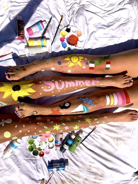 Painting On Legs Aesthetic, Preppy Leg Painting, Painting On Legs Ideas Summer, Painting Legs Summer, Paint On Legs Ideas, Leg Painting Summer, Leg Painting Ideas Easy, Things To Do On A Sunny Day, Summer Aesthetic Activities