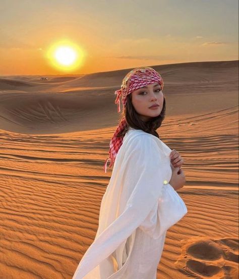 Dubai Honeymoon Outfits, Sahara Outfit Women, Desert Dress Photoshoot, Abu Dhabi Outfits, Dubai Fashion Women Street Styles, Qatar Outfit, Desert Outfits Women, Desert Safari Outfit, Qatar Desert