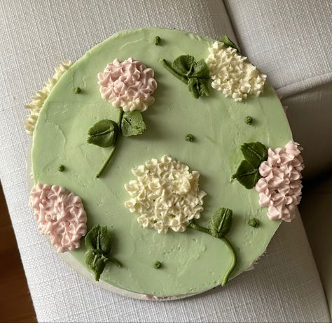 Cake Decorating Plants, Greenery Birthday Cake, Cute Spring Cakes, Tiny Cake Decorating, Small Cake Designs Minis, May Birthday Cake, Simple Flower Cake Design, Cute Small Cakes, Plant Themed Cake