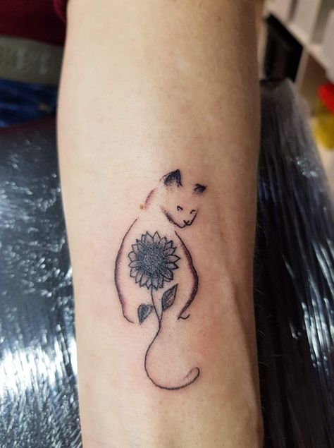 Cat with sunflower, work from Carl José Sunflower And Cat Tattoo, Sunflower And Paw Print Tattoo, Sunflower Cat Tattoo, Paw Print Tattoo Cat, Tattoo Best Friends, Cat Paw Print Tattoo, Neck Tattoo Women, Best Friends Tattoo, Simple Cat Tattoo