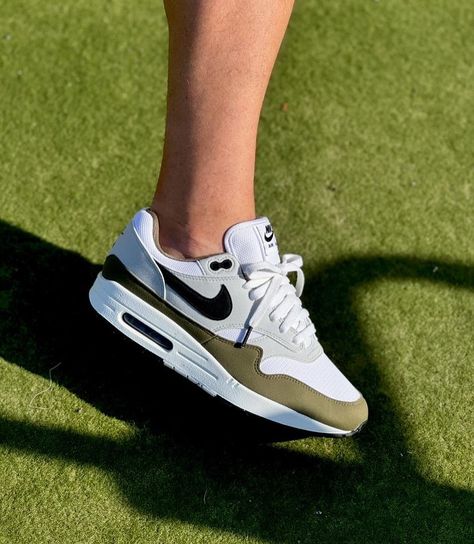 Hello there! 🫒 This pair of Nike Air Max 1 “Olive” is looking cleannnn 😍 Shoutout to amariozx 🤙🏼 Air Max 1 Outfit Men, Air Max Outfit, Air Max One, Sneaker Closet, Nike Air Max 1, Air Max 1, Sneakers Men Fashion, Hello There, Nike Sneakers