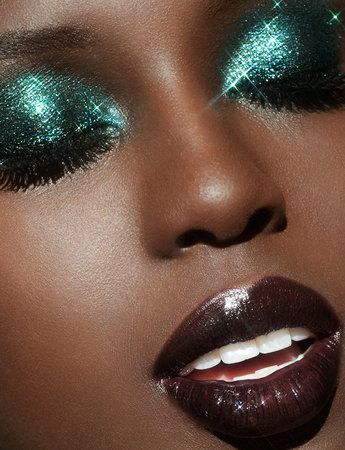 Get Groovy with Disco-Inspired Beauty – SMU Look Glam Disco Makeup, Metallic Green Eyeshadow, Metalic Eye Shadow Looks, Green Glam Aesthetic, Disco Make Up Glitter, Green Disco Makeup, 70s Disco Eye Makeup, Metallic Lipstick Look, Green Sparkly Eyeshadow