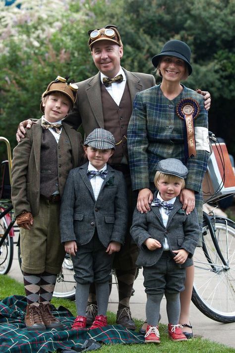 .. Tweed Ride, Tweed Run, English Country Style, Country Fashion, Group Of People, English Style, Harris Tweed, Mode Inspiration, Dress Code