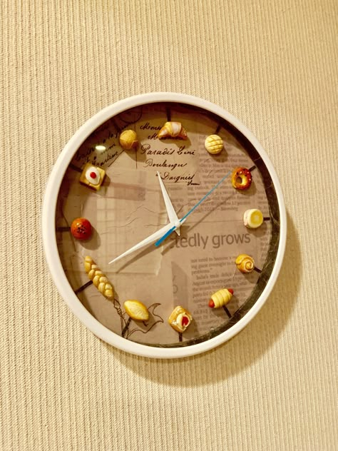 Clock Design Ideas Creative, Clay Clock, 3d Mugs, Dry Leaf Art, Clay Idea, Clock Design Ideas, Homemade Waffles, Art Prints Boho, Resin Crafts Tutorial