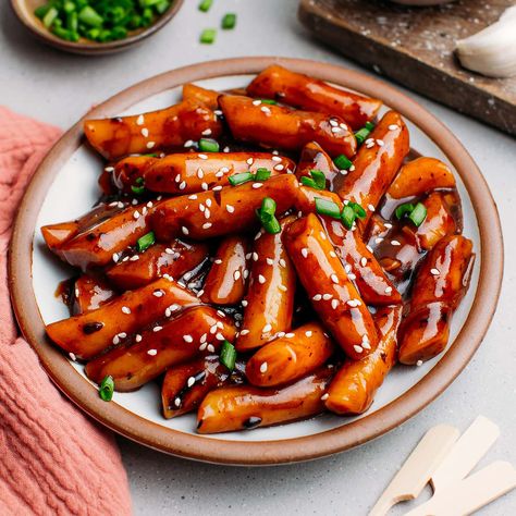 Vegan Jjajang Tteokbokki (Non-Spicy) Tteok Recipe, Korean Tteokbokki, Slow Cooker Scalloped Potatoes, Tteokbokki Recipe, Rice Cake Recipes, Bean Sauce, Ham And Beans, Black Bean Sauce, Meatless Main Dishes