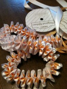 Ribbon Lei Tutorial, Candy Lei Diy, Flower Lei Diy, Plumeria Ribbon Lei, Lei Tutorial, Diy Paper Flower Bouquet, Graduation Leis Diy Ribbons, Creative Graduation Gifts, Graduation Leis Diy