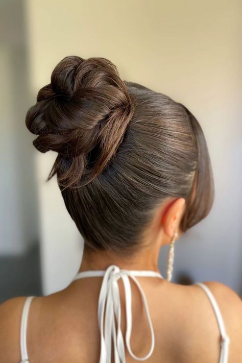 Classe, tendance et élégance : le chignon haut lisse est une coiffure polyvalente, parfaite pour une soirée décontractée entre amis, mais suffisamment formelle pour servir de coiffure de mariage. // Crédit photo : Instagram @angies.mua Figure Skater, Photo Instagram, Figure Skating, Hair Makeup, Wigs, Hair Styles, Makeup, Hair, Instagram