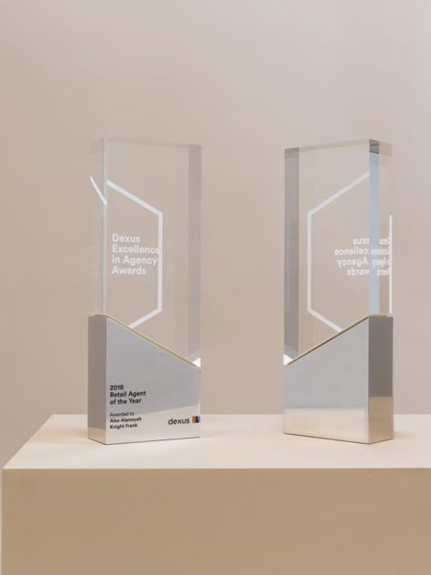 Acrylic Momento, Plakat Acrylic, Modern Trophy Design, Award Trophy Design, Glass Trophy Design, Acrylic Trophy Design Ideas, Design Awards Trophy, Acrylic Trophy Design, Certificate Layout