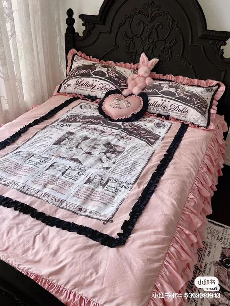 Coquette Goth Room, Pink Horror Room, Pink Gothic Bedroom, Cute Goth Bedroom, Draculaura Bedroom, Pink Gothic Room, Pink And Black Bedroom Aesthetic, Pink Goth Bedroom, Draculaura Room