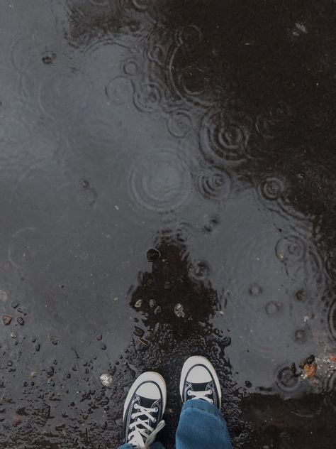 Perfect raindrops in a small pond and converse? Rainy Day Pictures, Weather Photography, Rainy Wallpaper, Aesthetic Rain, Rainy Day Aesthetic, Small Pond, Rain Painting, Beautiful Wallpapers For Iphone, Foggy Forest