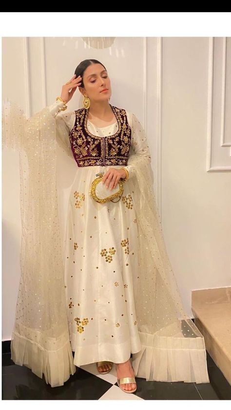 Pishwas Designs, Suzuki Bikes, Pakistani Fancy Dresses, Beautiful Pakistani Dresses, Fancy Dresses Long, Indian Dresses Traditional, Traditional Indian Outfits, Afghan Dresses, Simple Pakistani Dresses