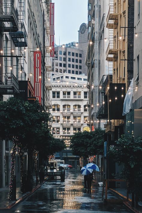 San Francisco Rainy Day, San Francisco Aesthetic Girl, Rainy San Francisco, Umbrella Alley San Francisco, San Francisco At Night Aesthetic, San Francisco Aesthetic, San Francisco Wallpaper, San Francisco In The 80s, San Francisco Downtown