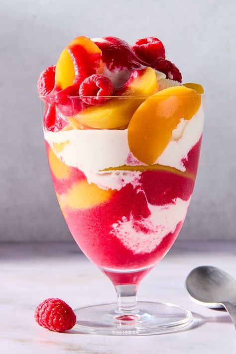 Peach Melba Sundae Peach Melba Recipe, Grilled Desserts, Peach Melba, Low Calorie Recipes Dessert, Seasonal Desserts, Low Calorie Dessert, European Recipes, Summer Meal, Gluten Free Desserts Recipes