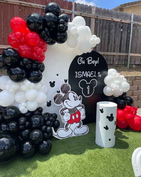 Mickey Mouse || Birthday || ONE || Ismael 🐭🎡🖤 - Thank you for letting us be part of this special moment🎡🤍 @karrlaleticia #decorationmickey #mickeymousedecorations #mickeymouseparty #mickeymouse #happybirthdayone #decorationmickeymouse #partymickeymouse #mickey #mickeymousebirthday #clubhousemickeymouse Birthday Decoration Mickey Mouse, Mickey And Minnie Birthday Party Twins, Mickey Mouse Birthday Balloons, Mickey Mouse Cake 2nd Birthday, Classic Mickey Mouse Birthday, Mickey Mouse Backdrop Ideas, Mickey Mouse Birthday Party Ideas 1st, Modern Mickey Mouse Birthday, Mickey Mouse Backdrop