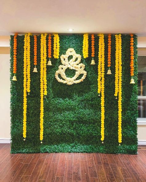 Decoration Ideas Marriage, Gruhapravesham Decoration Ideas, Mehndi Ceremony Decorations, Haldi Decoration At Home, Mehndi Decoration Ideas, Mehendi Decoration, Indian Baby Shower Decorations, Leaf Decor Wedding, Ganpati Decoration Theme