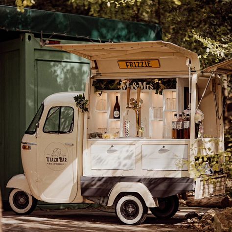 Serving welcome drinks in style. Rent a Prosecco bar and bring some mediterranean vibes around to welcome your wedding guests. Prosecco Truck, Puglia Wedding, Prosecco Van, Welcome Drinks, Prosecco Bar, Mediterranean Vibes, Coffee Cart, Coffee Carts, Welcome Drink