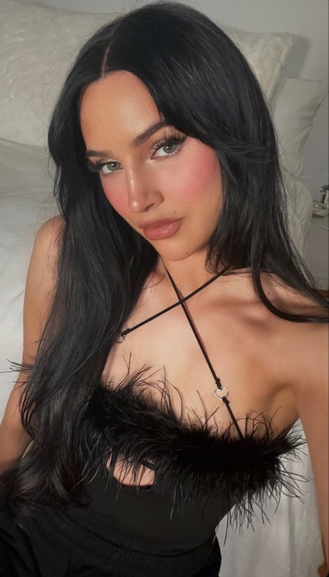 ig: genelleseldon Genelle Seldon, Amara Rossi, Lana Myers, Bold Eyeshadow, Selfie Inspo, Dramatic Eyes, Long Dark Hair, Cute Makeup Looks, Black Lace Bra