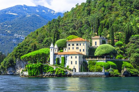 Como is a commune in the northern region of Italy with a current population of 84,000. Como is widely regarded as one of the most beautiful and picturesque places in Lombardy and the commune itself is often overshadowed by the majestic Lake Como that stretches from the northern edge of the city. Villa Del Balbianello, Villas In Italy, Italian Lakes, Rural Retreats, Regions Of Italy, Como Italy, Liv Tyler, Voyage Europe, Casino Royale