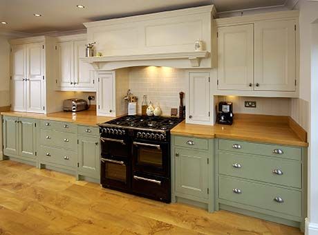 KITCHEN Country Kitchens, Shaker Style Kitchens, Kitchen Company, Handmade Kitchen, Kitchen Gallery, Bird Houses Diy, Green Cabinets, Shaker Kitchen, Handmade Kitchens