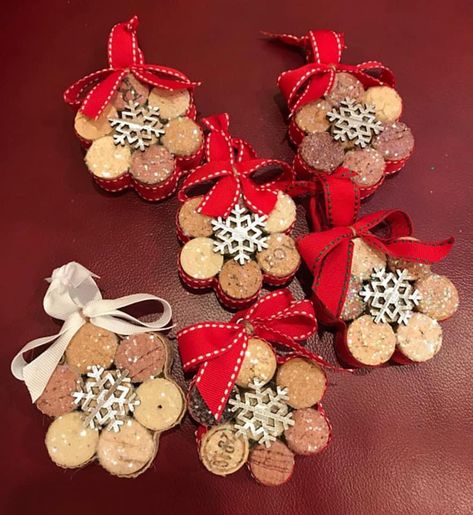 Cork Christmas Crafts, Wine Cork Christmas Crafts, Christmas Crafts Easy, Wine Cork Diy Projects, Wine Cork Christmas, Wine Cork Crafts Christmas, Wine Cork Christmas Tree, Cork Christmas, Cork Crafts Christmas