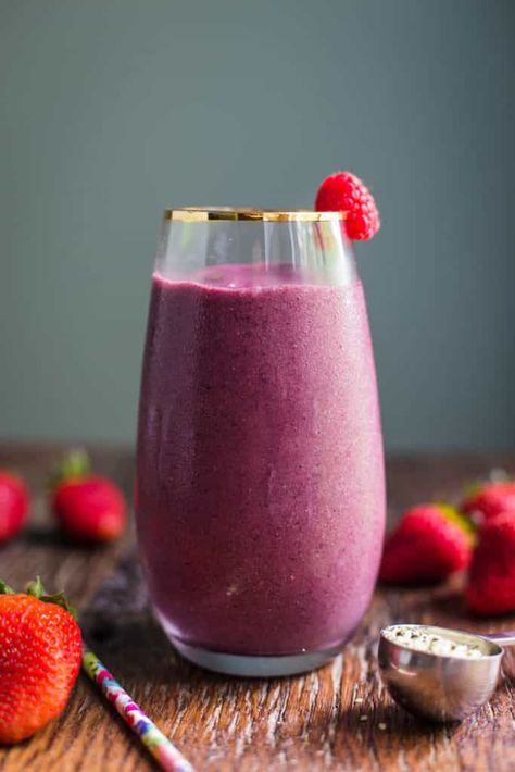 Acai Smoothie- VEGAN and easy to make using powdered acai berry Acai Smoothie Recipe, Smoothies Vegan, Healthy Fruit Smoothies, Smoothie Fruit, Acai Smoothie, Smoothies For Kids, Best Smoothie Recipes, Yogurt Smoothies, Raspberry Smoothie