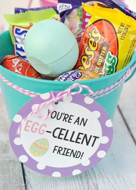 25 Fun Gifts for Best Friends for Any Occasion – Fun-Squared Easter Teacher Gifts, Secret Pal Gifts, Diy Gift For Bff, Gifts Forbest Friend, Diy Easter Gifts, Bff Birthday, Friends Diy, Easter Gift Baskets, Super Gifts