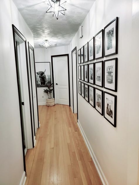 Black trim, white hallway, eclectic Black Door Frame White Door, Black Trim Interior Bedroom, White Walls Hallway, Hallway Ideas Black, White Walls Grey Trim, Trim Hallway, Black Woodwork, Black Baseboards, Black Trim Interior