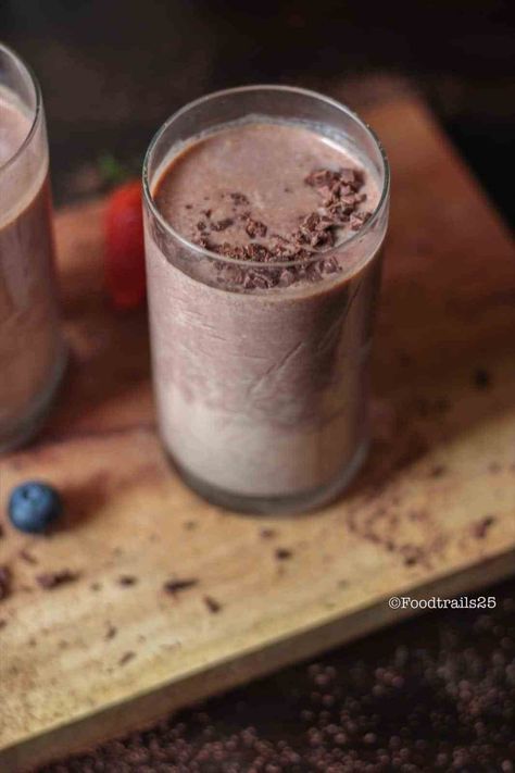 Healthy Chocolate Almond Milkshake | Vegan-friendly Gluten-free Chocolate Almond Milkshake Sugar Free Chocolate Milk, Milkshake Recipe Chocolate, Chocolate Almond Milk, Almond Smoothie, Turmeric Smoothie, Kiwi Smoothie, Milkshake Recipe, Banana Nutella, Dark Chocolate Almonds