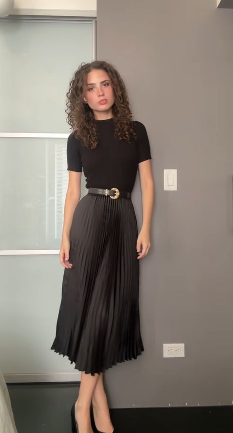 Work Pleated Skirt Outfit, Skirt Outfits Summer Work, Satin Pleated Midi Skirt, Professional Skirt Outfits Women, Pleated Skirt Business Casual, Black Skirt Business Casual, Work Outfit Skirt Professional, Semi Formal Outfits For Women Skirt, Smart Casual Work Outfit Skirt