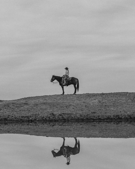 Black and White Imagery Black And White Western Pictures, Black And White Cowgirl Aesthetic, Black And White Horse Aesthetic, Black And White Aesthetic Country, Western Aesthetic Black And White, Black And White Country Aesthetic, Cowboy Black And White, Black And White Horse Photography, Black And White Vintage Photography