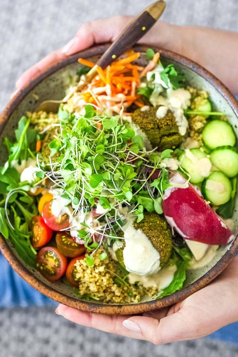 This Falafel Bowl  is full of so much goodness! Made with baked falafels, your choice of grain, lots of healthy veggies, olives, herbs and drizzled with tahini sauce. Prep the falafels ahead for the busy workweek. Falafel Bowl Aesthetic, Authentic Falafel Recipe, Falafel Bowls, Vegan Falafel Recipe, Picnic Salads, Falafel Bowl, Noom Recipes, Nourish Bowls, Bowl Aesthetic