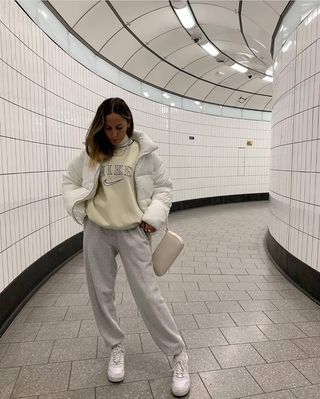 snow • Instagram Outfit With Jewelry, Comfy Outfits Lazy, Trendy Outfits With Sweatpants, Lounge Wear Stylish, Sweats Outfit, Outfits Retro, Loungewear Outfits, Sweatpants Outfit, Outfit Layout