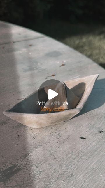 pottery | handbuild | mindfulness on Instagram: "Potter with me 🚤 - ceramic paper ship  Template time, you can find it via the link in my bio (only until 31.05.2024)💃🏽💃🏽  This template contains only 2 pieces. But you have them in two different sizes. In this video, I’ve made the smaller version.☺️  #pottery #handbuild #handcrafted #clay #ceramics #papership #interior #template #potterwithme" Handbuilding Pottery Ideas Templates, Paper Boat Template, Ceramica Gres Ideas, Ceramic Origami Bowl Template, Ceramic Templates, Nautical Pottery, Pottery Creative, Pottery Boats Ceramics, Ship Template