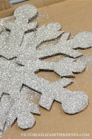 DIY glass glitter Christmas decorations... I made the huge snowflakes, you can too! Cardboard Winter Wonderland, Cardboard Snowflakes Diy, Snow Spray Window Ideas Diy, Large Snowflakes Diy, Large Snowflake Decorations, Huge Snowflakes, Cardboard Snowflakes, Giant Christmas Decorations, Cardboard Christmas Decorations