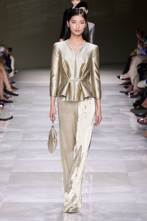 Armani Privé Fall 2024 Couture
https://www.vogue.com/fashion-shows/fall-2024-couture/armani-prive/slideshow/collection#7 Armani Women, Atelier Versace, Armani Prive, Couture Week, Tech Fashion, Fashion People, Marchesa, Fashion Show Collection, Elie Saab