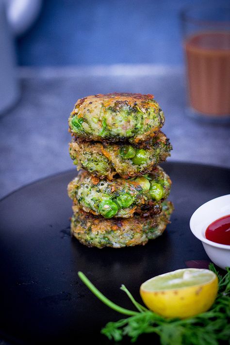 Broccoli Zucchini Fritters Fried Cutlets, Vegetarian Fritters, Courgette Fritter, Recipe Broccoli, Broccoli Fritters, Zucchini Fritters Recipe, Chopped Broccoli, Veggie Fritters, Vegetable Snacks