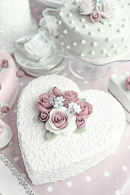 Cottage of Amour Torte Creative, Heart Shaped Cake, Cake With Flowers, Heart Cakes, Torte Cupcake, Shaped Cake, Heart Shaped Cakes, Valentines Day Cakes, Valentine Cake