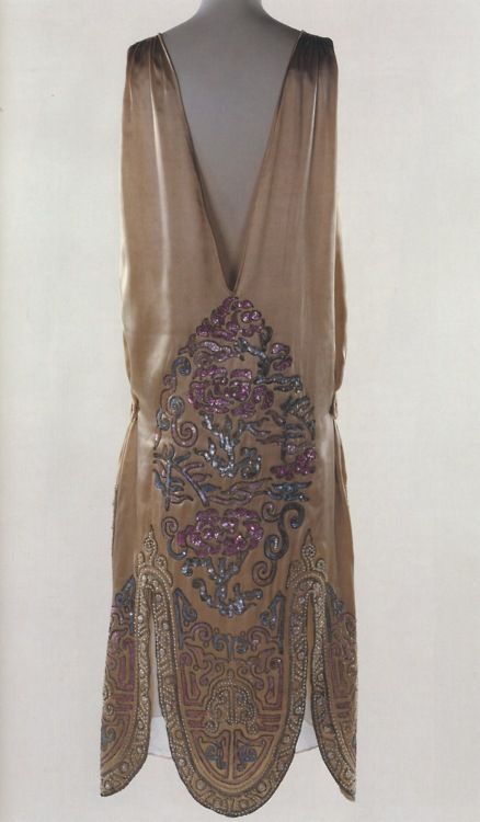 Norman Hartnell Evening Dress, Chinese Embroidery 1920's Norman Hartnell, Museum Of London, 1920s Outfits, 1920 Fashion, Chinese Embroidery, Flapper Style, 1920s Dress, Roaring Twenties, Vestidos Vintage