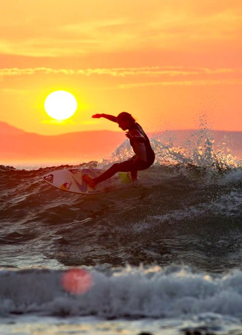 Sally Fitzgibbons, Sunset Surfing, Surfing Aesthetic, Black Pinterest, Surf Girl, Surf Vibes, Surfing Photos, Surf City, Surfing Photography