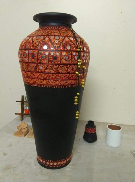 Big Pot Painting Ideas, Mud Pot Painting Ideas Indian, Bottle Work, Pot Painting Ideas, Bottles Decoration Diy, Bottle Art Projects, Indian Ceramics, Tire Craft, Lips Painting