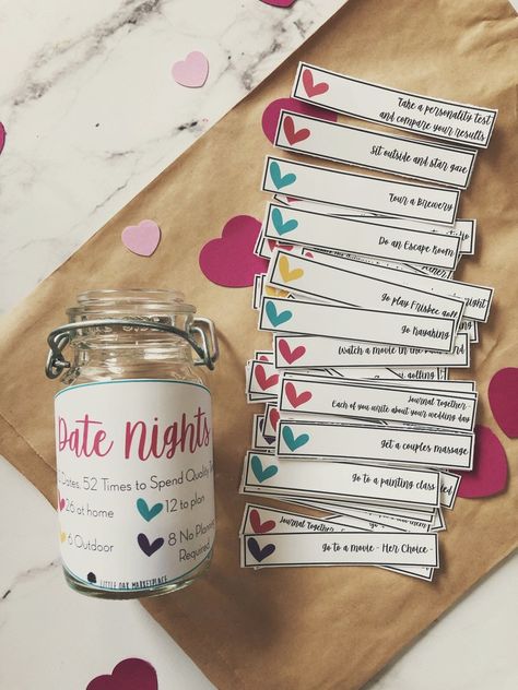 Dates In A Jar, Cadeau St Valentin, Date Night Jar, Date Night Gifts, Romantic Date Night Ideas, Creative Dates, Cute Date Ideas, Date Night Ideas