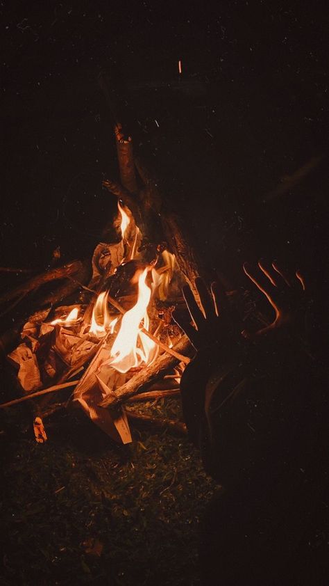 Fire Pit Astetic, Fall Campfire Aesthetic, Camp Fire Aesthetic Friends, Summer Campfire Aesthetic, Camp Fire With Friends, Bonfire Date Aesthetic, Friends Around A Campfire, Bonfires Aesthetic, Bonfire Friends Aesthetic