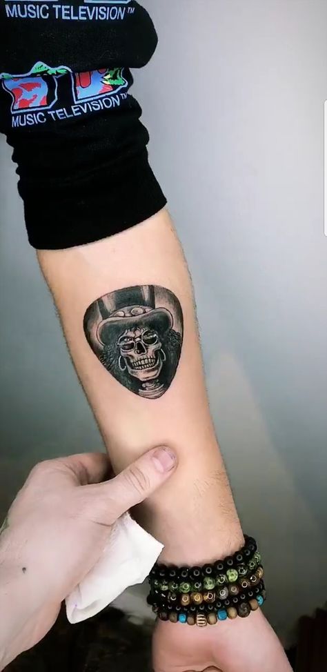 #tattoo #slash #mentattoo #vsco #rock #music #gunsnroses Tattoo Ideas Rock And Roll, Slash Skull Tattoo, Small Rock Tattoo, Rock Metal Tattoo, Old Music Tattoo, 80s Music Tattoo, Rock Tattoos For Women, Axl Rose Tattoo Ideas, Heavy Metal Tattoo Ideas For Men